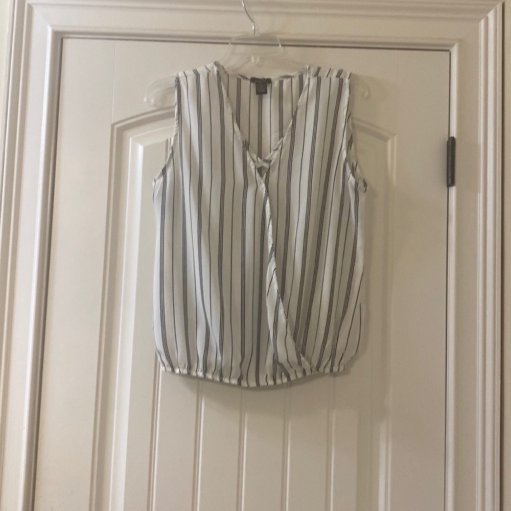 Black/white sleeveless blouse